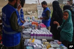 په بونېر کې رضاکاران په یو طبي کیمپ کې اغېزمنو ته دارو ورکوي - د اګست ۱۷مې انځور.