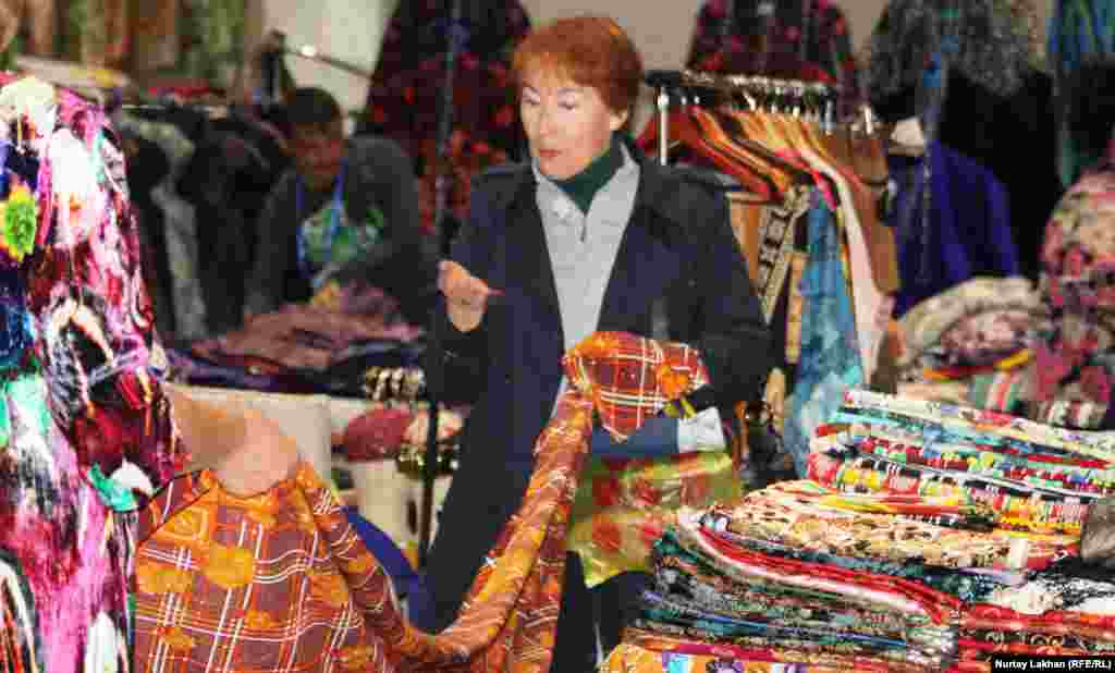 Участники выставки из Узбекистана привезли в Алматы различные ткани.