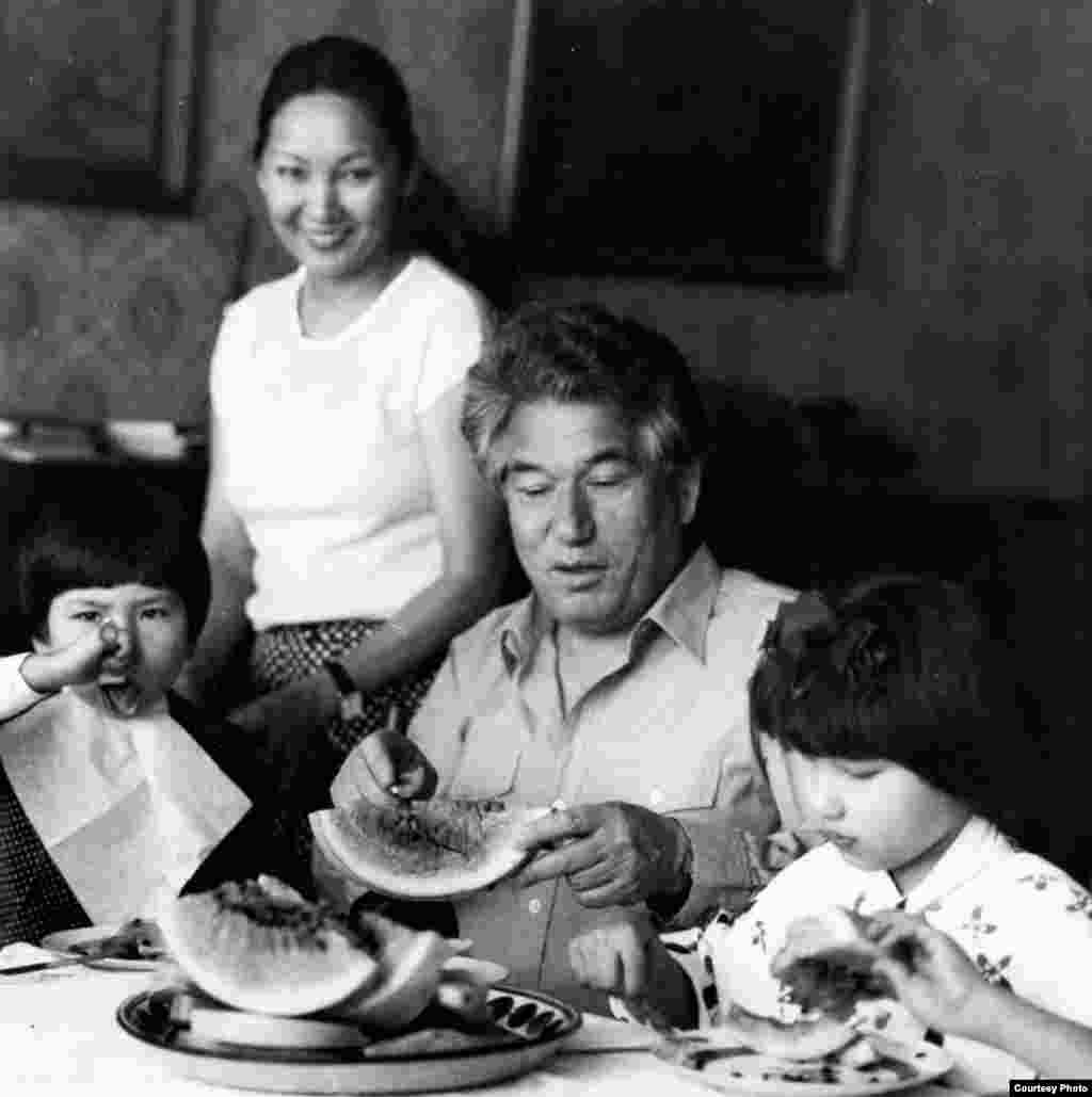 Мария Айтматова, Чыңгыз Айтматов кызы Ширин жана уулу Элдар менен.