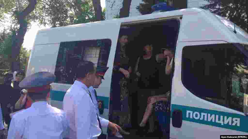 Нааразылык акцияга чыккандар кармалды. Алматы.