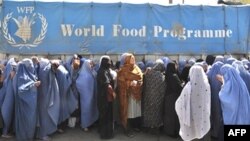 تصویر آرشیف: زنان در صف انتظار دریافت کمک های غذایی سازمان ملل در کابل 