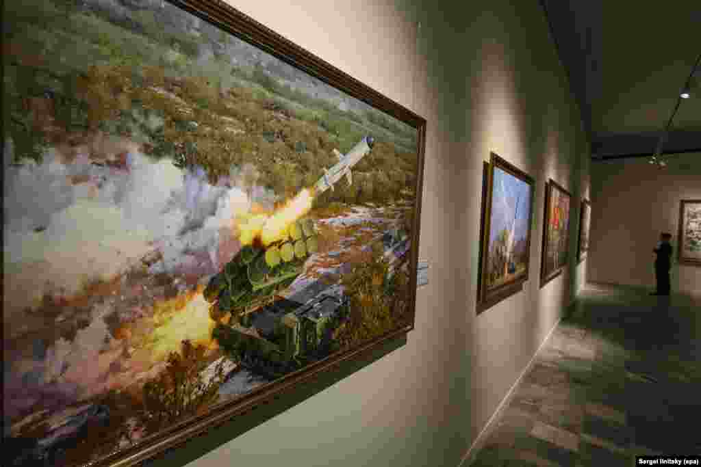 "Биздин күч" картинасында Padasuri-6 ракетасы тартылган.123 картина коюлган көргөзмөдө Курск облусундагы кармаштан тышкары Түндүк Кореянын жаратылышы, аскердик техникасы жана бул тоталитардык өлкөдөгү күнүмдүк турмушту идеалдаштырган сүрөттөр илинген.