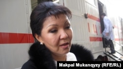 Дарига Назарбаева знакомит журналистов с возможностями диагностической машины, купленной ее фондом «Асар-береке». Алматы, 11 ноября 2010 года. 