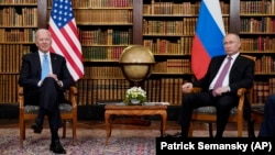 Під час фотосесії на віллі Ла-Ґранж у Женеві 16 червня 2021 року