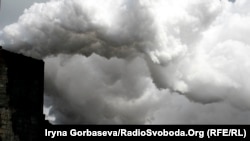 Иллюстративное фото: белый пар на коксохимическом производстве имеет едкий запах