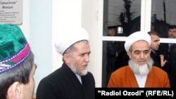 Сайидмукаррами Абдулқодирзода, муфтии мусулмонони Тоҷикистон (байн) ва имом-хатиби масҷиди "Яккачинор"-и шаҳри Душанбе, ки дар сар дастор доранд...