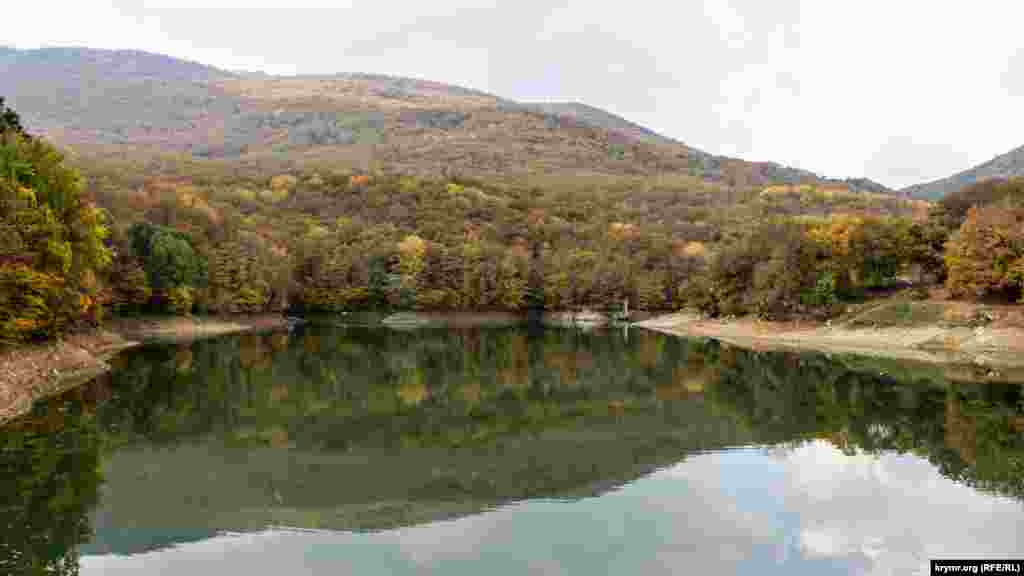 Qarşı taraftan göl manzarası