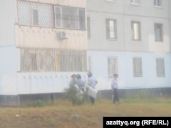 Полицейские у жилого дома в Актоб. 23 июня 2012 года.