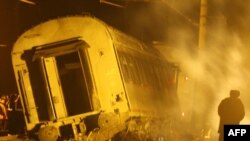 Russia -- Workers inspect a damaged railway carriage, 28Nov2009
