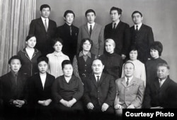 КМУнун (КУУнун) Жалпы тарых кафедрасынын мүчөлөрү. Жумали Адилбаев жогорку катарда солдон экинчи турат. 1970-жж. башы.