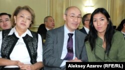 На литературном вечере Немата Келимбетова: сын писателя и ученого Кайрат Келимбетов с тещей и дочерью. Алматы, 16 ноября 2014 года.