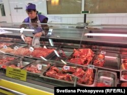 В мясном отделе псковского магазина.