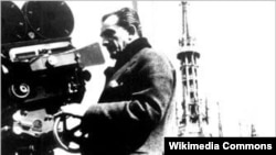 Luchino Visconti kamera arxasında.