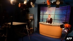 یک گوینده خبر در یکی از تلویزیون های خصوصی - عکس از آرشیف