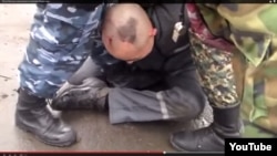 Скриншот видео о предполагаемом насилии над заключенными в колонии города Семей.