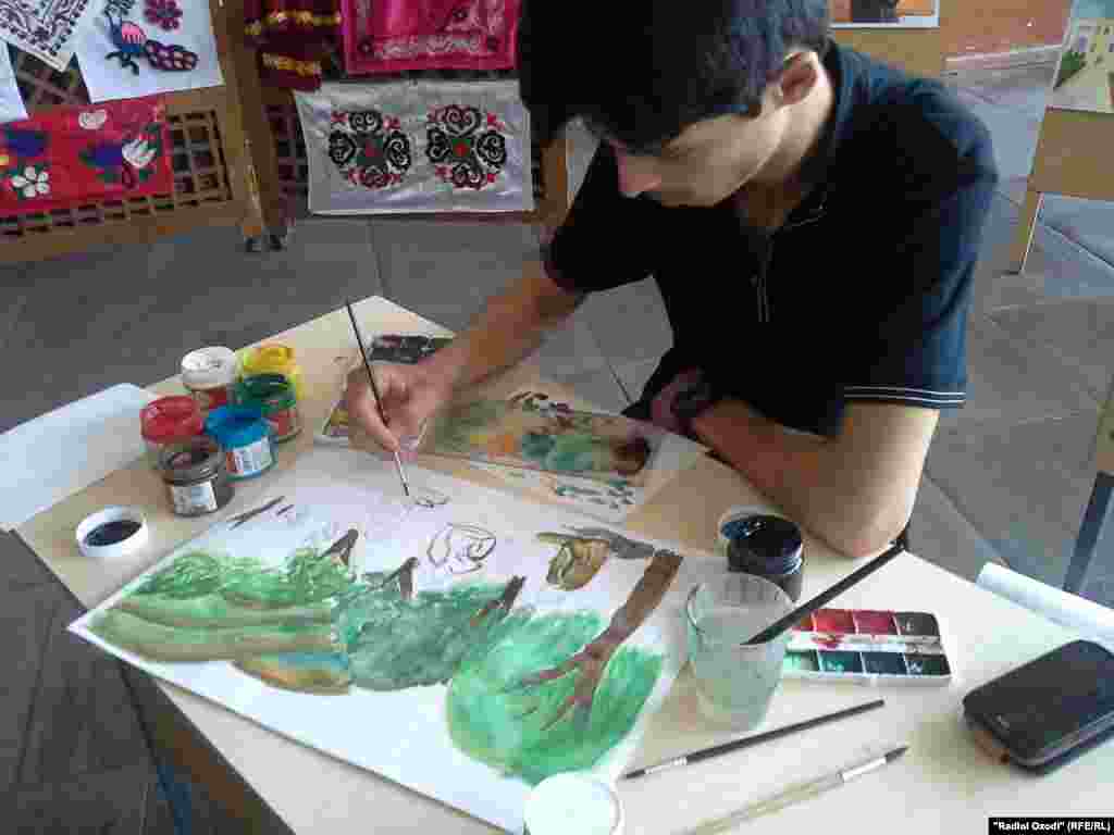 Яке аз иштирокчиёни озмуни мусаввирони ҷавон.