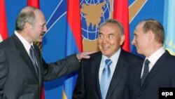 Солдан оңға қарай: Беларусь президенті Александр Лукашенко, Қазақстан президенті   Нұрсұлтан Назарбаев, Ресей президенті Владимир Путин. Минск, 23 маусым 2006 жыл. 