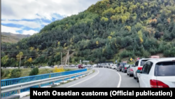 Проблема многочасовых пробок на пропускном пункте «Нижний Зарамаг» остается актуальной в республике