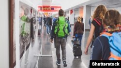 Дипломатичні відомства долучилися до організації рейсів після того, як грецька туристична компанія Mouzenidis Travel тимчасово зупинила роботу