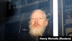 Зараз Джуліан Ассанж відбуває в британській в’язниці 