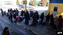 Пасажири очікують на автобус до Росії. Донецьк, лютий 2015 року