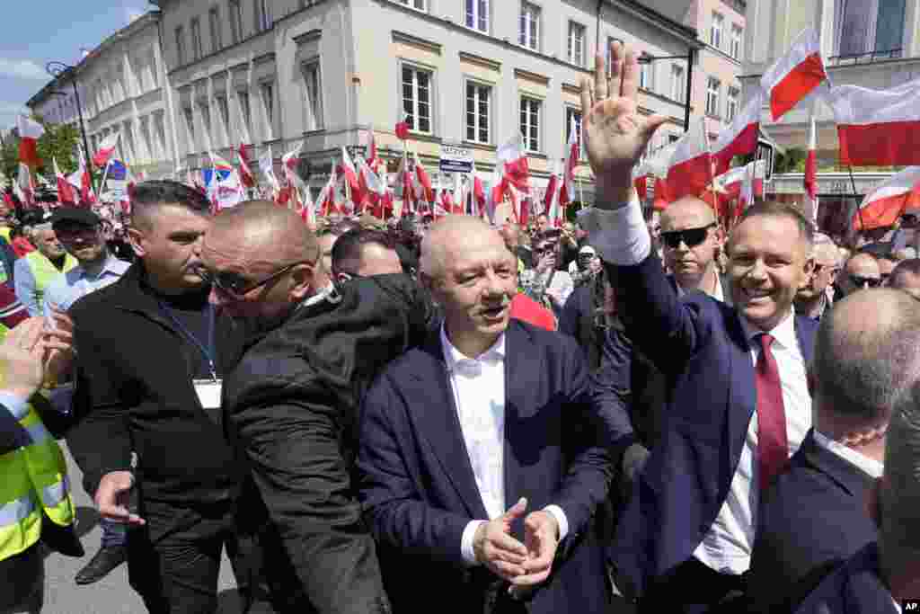 Караль Наўроцкі з прыхільнікамі