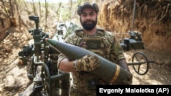 Український військовослужбовець 148-ї артилерійської бригади із 155-мм снарядом перед гаубицею M777 на передовій. Запорізька область, 7 серпня 2025 року. ЗСУ на фронтах відстоюють право України на європейське майбутнє