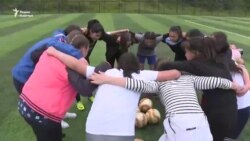 Юные любительницы футбола в Оше