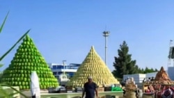 Diňle: Halkara maslahatyň dowamynda Awazada döredilen gawun-garpyz piramidalary üns merkezinde
