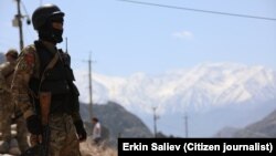 Кыргызстан менен Тажикстандын чек арасындагы кыргыз аскери. 2-май, 2021-жыл. 