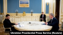 Президент України Володимир Зеленський і міністр армії США Деніел Дрісколл на зустрічі в Києві, 20 листопада 2025 року