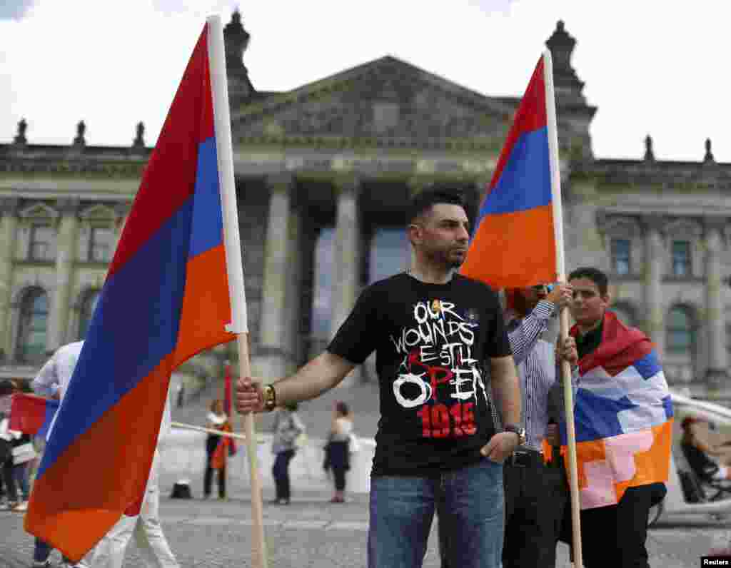 Люди з прапорами Вірменії перед будівлею Бундестагу підтримують ухвалення резолюції