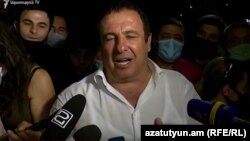 ԲՀԿ առաջնորդ Գագիկ Ծառուկյանը ԱԱԾ շենքից դուրս գալուց հետո զրուցում է լրագրողների հետ, Երևան, 14-ը հունիսի, 2020թ.