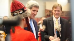 Жон Керри эки куурчак жана кыям сатып алды