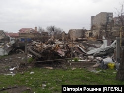 Зруйнований в результаті обстрілів будинок у Маріуполі. Квітень 2022 року