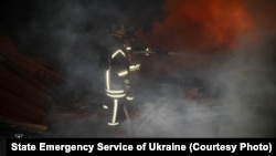 Рятувальники гасять пожежу після одного з попередніх російських ударів, фото ілюстративне