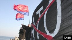 Левые партии встретят американского президента антинатовскими плакатами