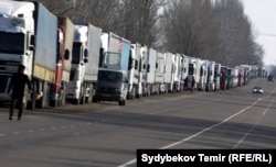 Кыргыз-казак чек арасында жүк ташуучу унаалардын узун кезеги байма-бай болуп турат.