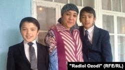 Гулрухсор Рофиева дар канори фарзандонаш