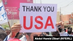 Իրաք - Էրբիլում ԱՄՆ-ի հյուպատոսարանի դիմաց ցուցարարները երախտագիտություն են հայտնում Միացյալ Նահանգների նախագահին և վարչակազմին, 11-ը օգոստոսի, 2014թ․