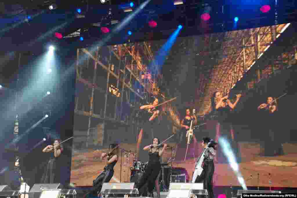 Фан-зона ‒ це не лише футбольні заходи, але й багато різноманітної музики