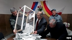 Выборы в непризнанной республике проводили два разных ЦИКа