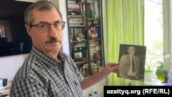 Евгений Жовтис показывает фотографию своего тезки, поэта-шестидесятника Евгения Евтушенко