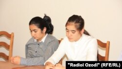 Шоира Зулқайнарова (аз рост) ва Мавзуна Чориева (аз чап)