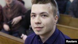 За словами адвокатки, з Протасевичем «все гаразд, він бадьорий, позитивний і веселий, хвилюватися немає за що»