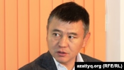 Азаматтық белсенді Мұхтар Тайжан Азаттықтағы онлайн-конференцияда оқырмандар сұрағына жауап беріп отыр. Алматы. 20 қараша 2013 жыл.  