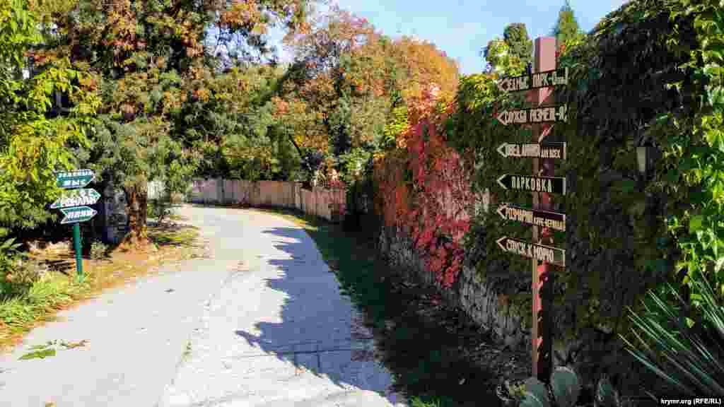 Яскраві барви осені на одній з вулиць міста