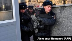 Ռուսաստան - Ոստիկանները ձերբակալում են ԱԴԾ շենքի մոտ անցկացվող բողոքի հավաքի մասնակցին, Մոսկվա, 16-ը դեկտեմբերի, 2018թ․