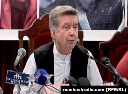 افراسیاب ختک، آگاه مسایل سیاسی