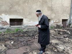 Мейлах Шейхет оглядає місце